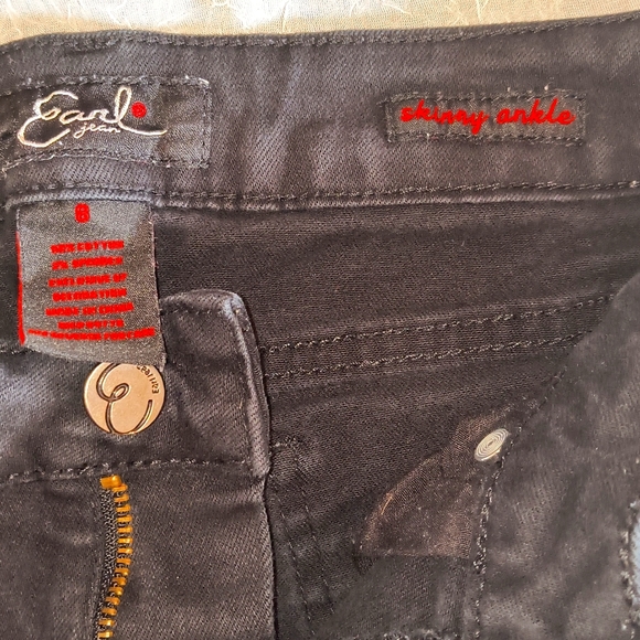 Earl Cropped Jeans, Black with Floral Embroidery on the hip and lower leg - Picture 6 of 7